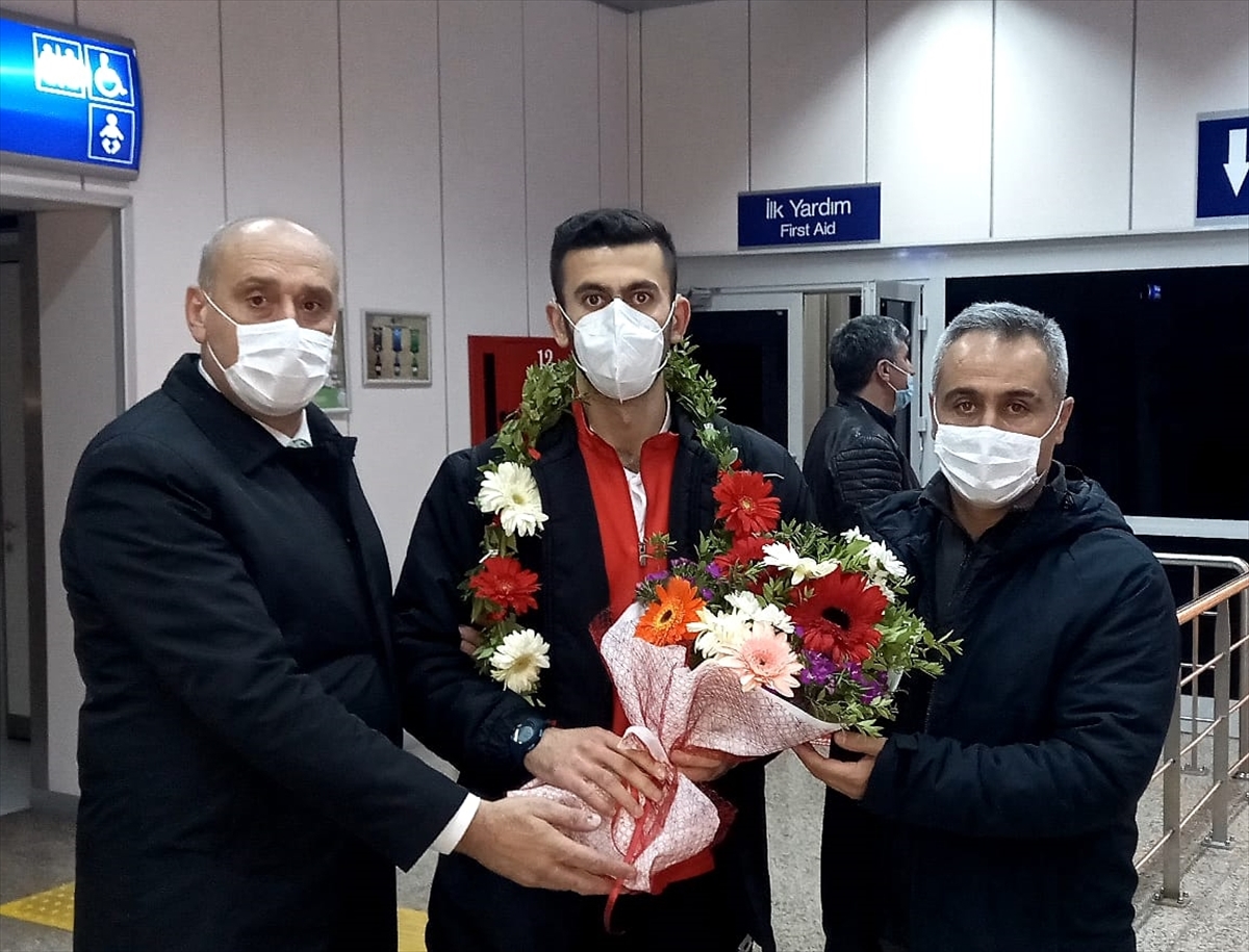 Dünya 3'üncüsü işitme engelli kareteci Volkan, Erzurum'da çiçeklerle karşılandı
