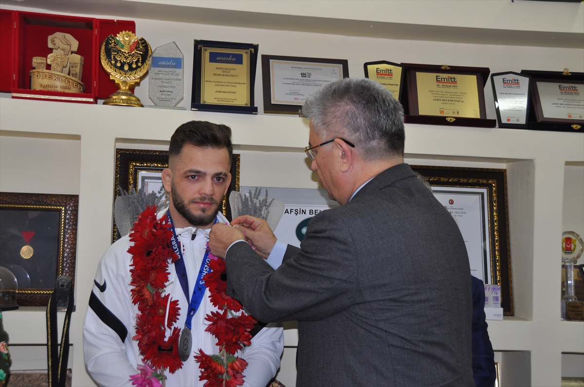 Dünya ikincisi güreşçi Ahmet Uyar, memleketi Kahramanmaraş'ta davul zurnayla karşılandı
