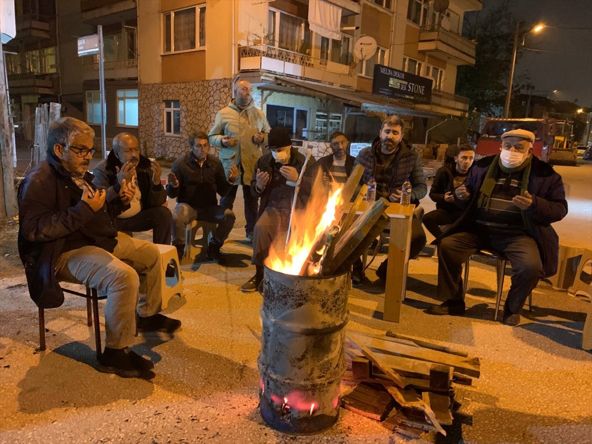 Düzce'de bazı vatandaşlar depremin ardından evlerine giremiyor