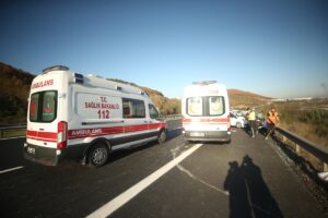 DÜZCE (AA) – Anadolu Otoyolu'nun Düzce kesiminde akrabalarının düğününe giden