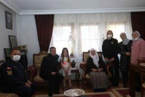 ANKARA (AA) – Ankara'da iki kadının ördüğü çoraplar, Hakkari'de zorlu