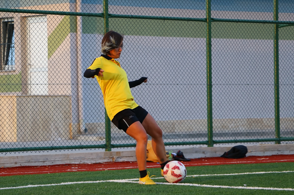 Elif ve Merve öğretmenin futbol aşkı