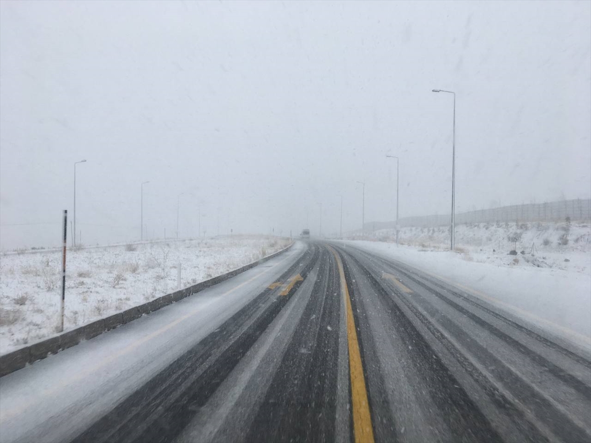 Erciyes Kayak Merkezi'ne kar yağdı