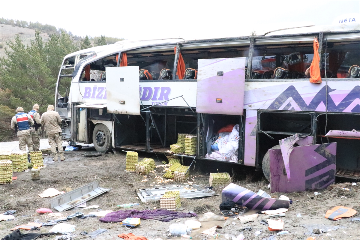 GÜNCELLEME – Erzincan'da devrilen yolcu otobüsündeki 22 kişi yaralandı