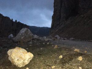 - Hınıs-Köprüköy kara yolu sarsıntının etkisiyle düşen kaya parçaları nedeniyle