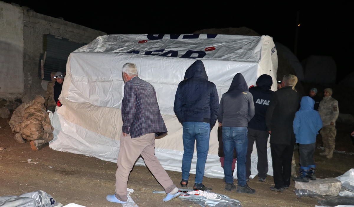 Erzurum'daki depremde evleri hasar görenler geceyi çadırda geçirecek