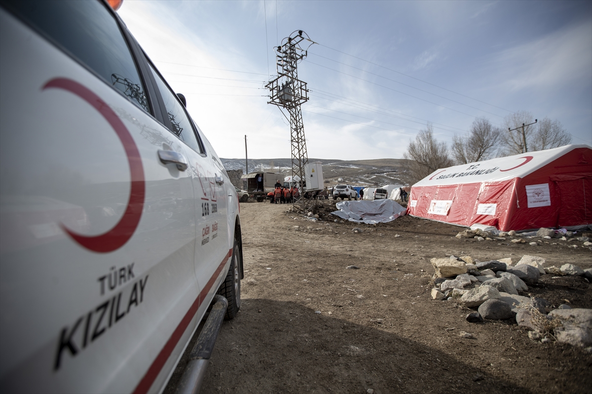 Erzurum'daki depremde evleri hasar görenler geceyi sıcak çadırlarda geçirdi