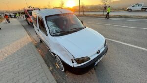 ESKİŞEHİR (AA) – Eskişehir'de yolun karşısına geçmeye çalışan kadın, hafif