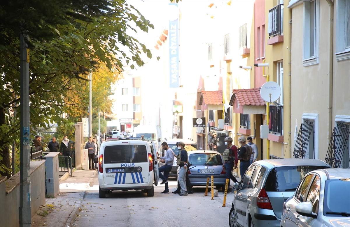 Eskişehir'de tartıştığı eşine evini yakma tehdidinde bulunan şüpheliyi polis ikna etti