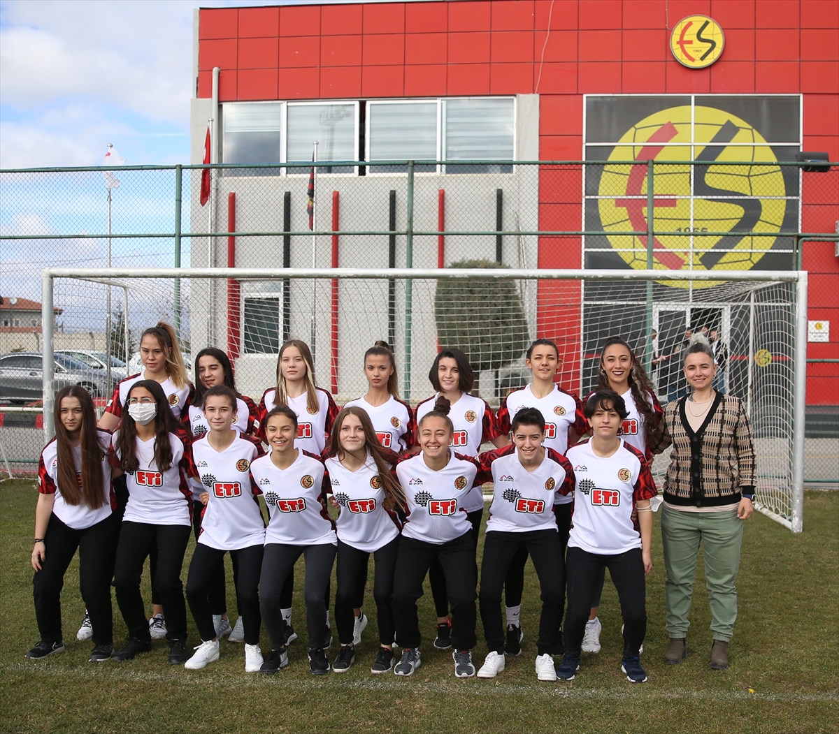 Eskişehirspor kadın futbol takımı kurdu