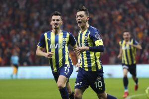 - Galatasaray: 1 - Fenerbahçe: 1 (İlk yarı)