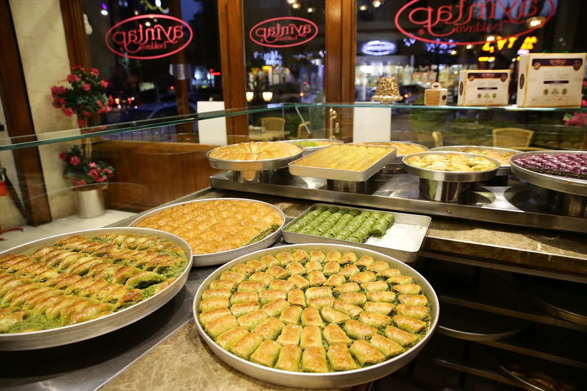 Gaziantepli baklavacılar gelenekselcilikten vazgeçmiyor