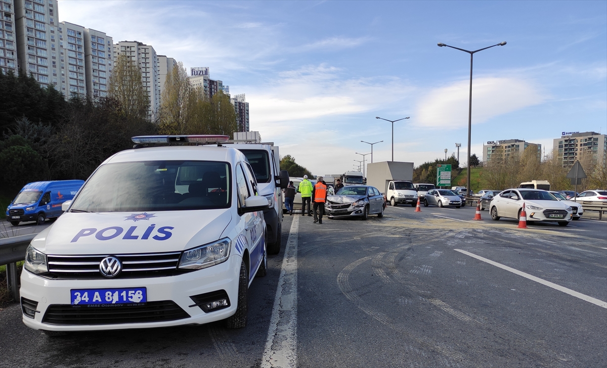 Gaziosmanpaşa'daki zincirleme trafik kazasında 3 kişi yaralandı