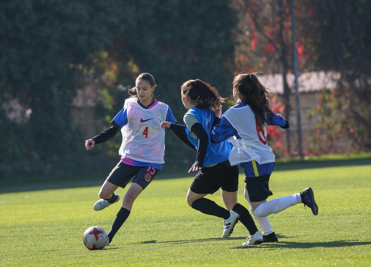 Genç kız futbolcular, Ankara'da seçmeye girdi