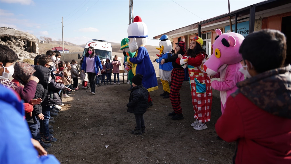 Gönüllü gençler Erzurum'daki depremden etkilenen çocuklara moral verdi