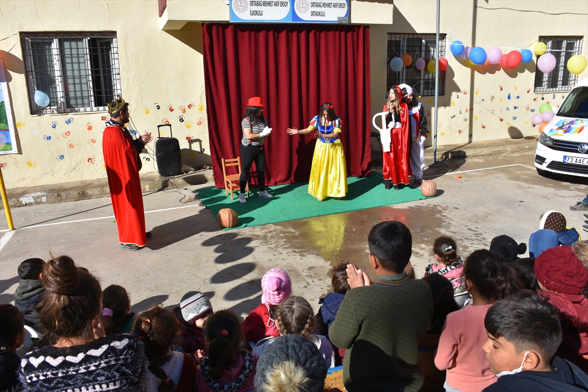 Gönüllü öğretmenler kırsalda dezavantajlı öğrencileri tiyatro ile buluşturuyor