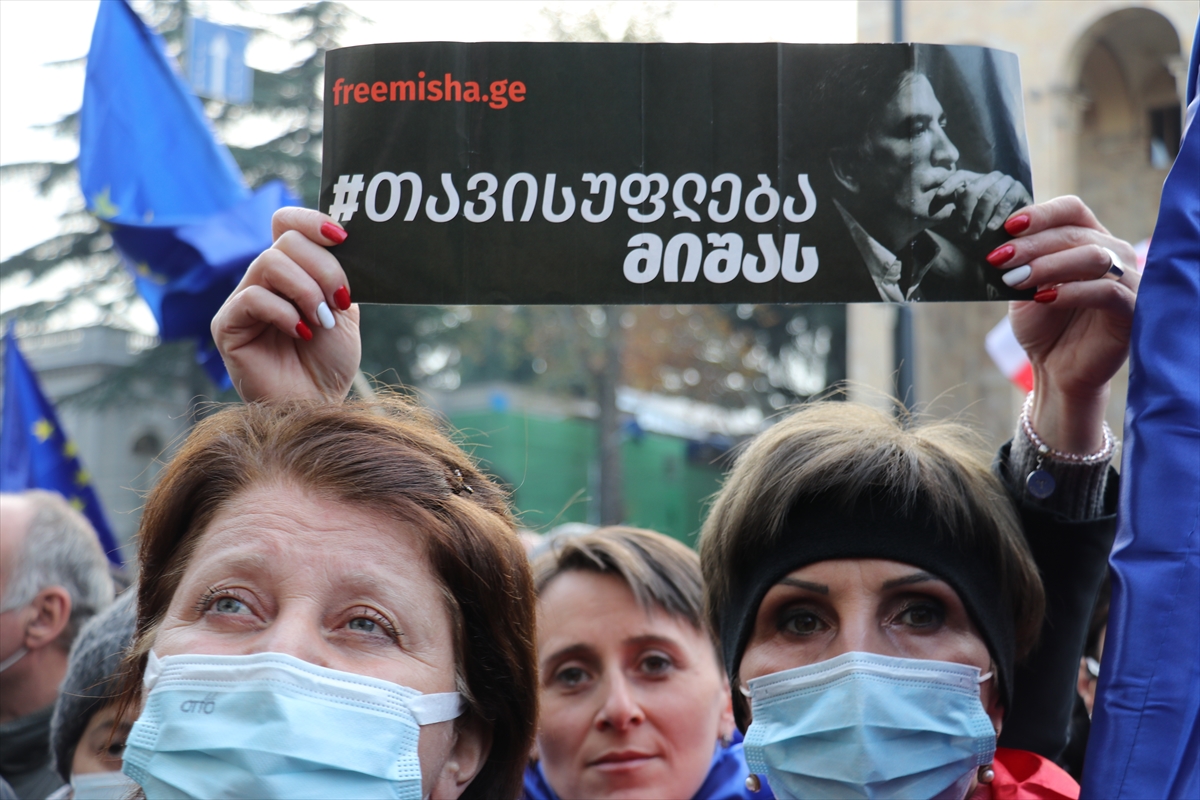 Gürcistan'da eski Cumhurbaşkanı Saakaşvili'nin daha donanımlı bir hastaneye sevki için gösteri düzenlendi