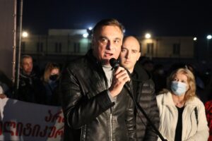 - Muhalefet, bir yandan 30 Ekim'deki yerel seçimlerin ikinci turundan