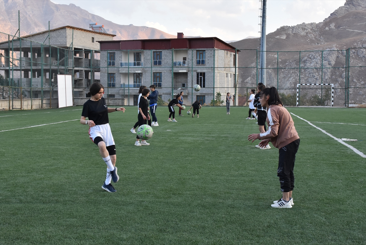 Hakkari'de kadın futbolcuların başarısı, kız çocuklarını bu branşa yöneltti