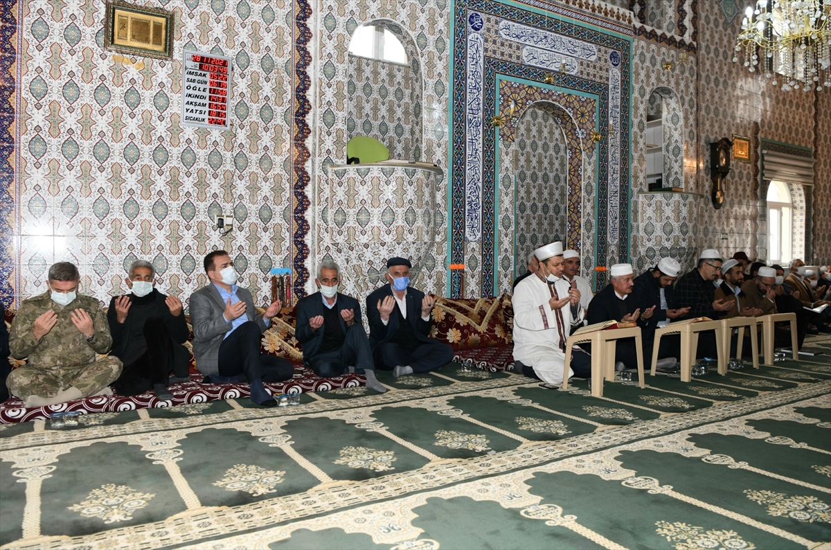 Hakkari'de terör örgütü PKK'nın katlettiği 28 sivil için mevlit okutuldu