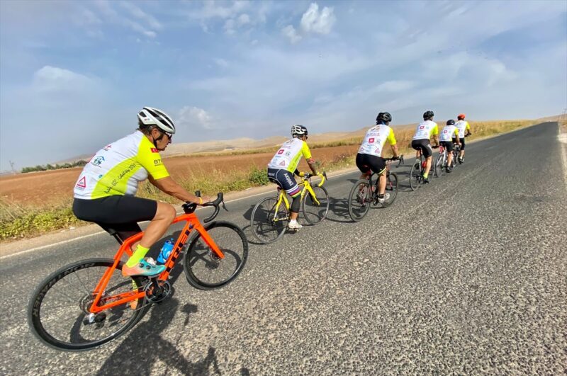 Yardımları 1200 kilometre pedal çevirerek dağıttılar