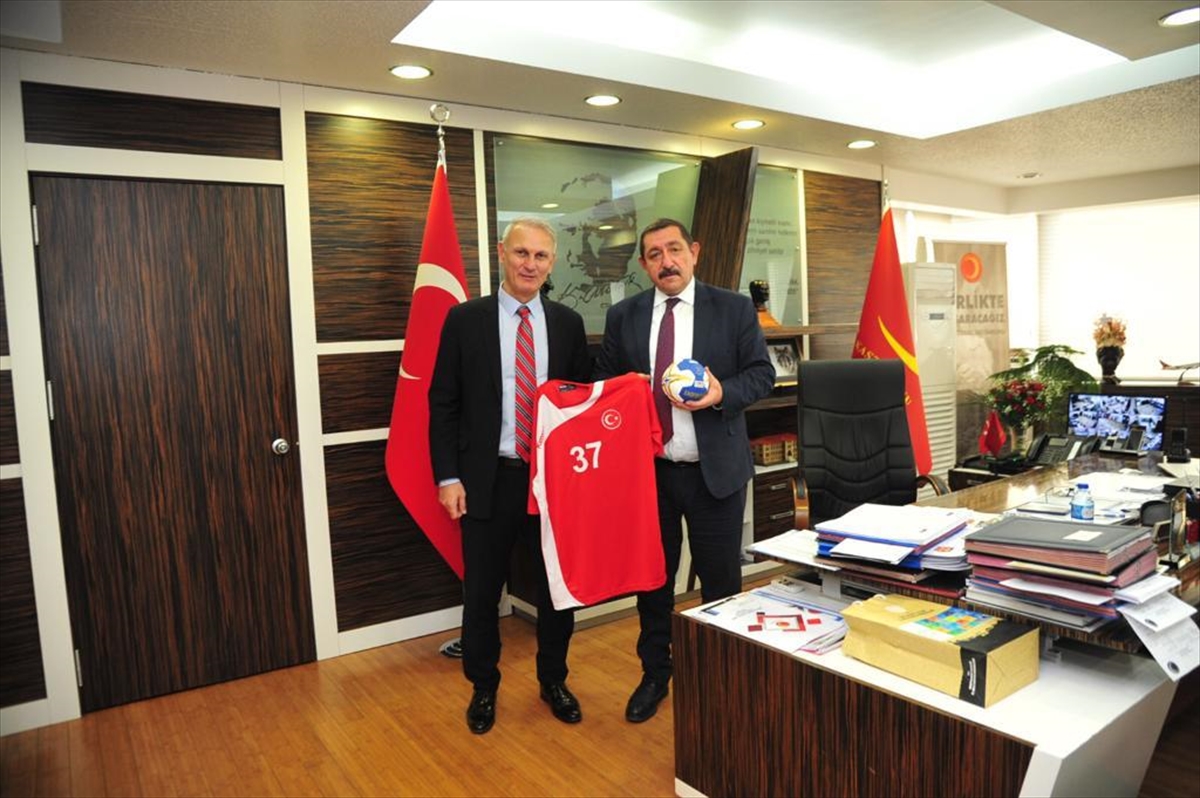 Hentbol Federasyonu Başkanı Uğur Kılıç, Kastamonu Belediyespor'u ziyaret etti