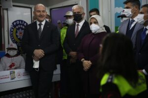 - "Büyükleriniz araç içerisinde kemeri takmıyorsa siz arkada oturacak, kemerinizi