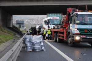 İSTANBUL (AA) – Kuzey Marmara Otoyolu Sancaktepe mevkisinde iki kamyonun