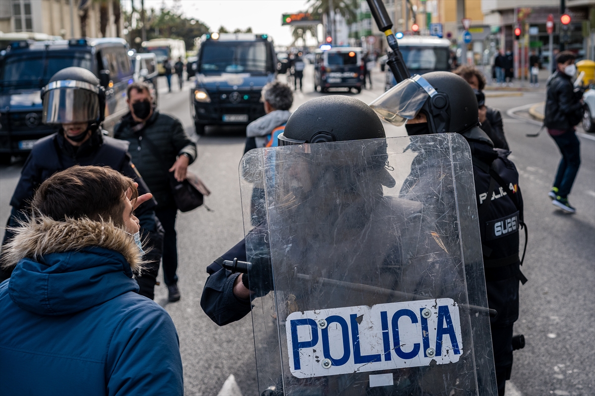 İspanya'da metal işçilerinin grevinde polis ile göstericiler çatıştı