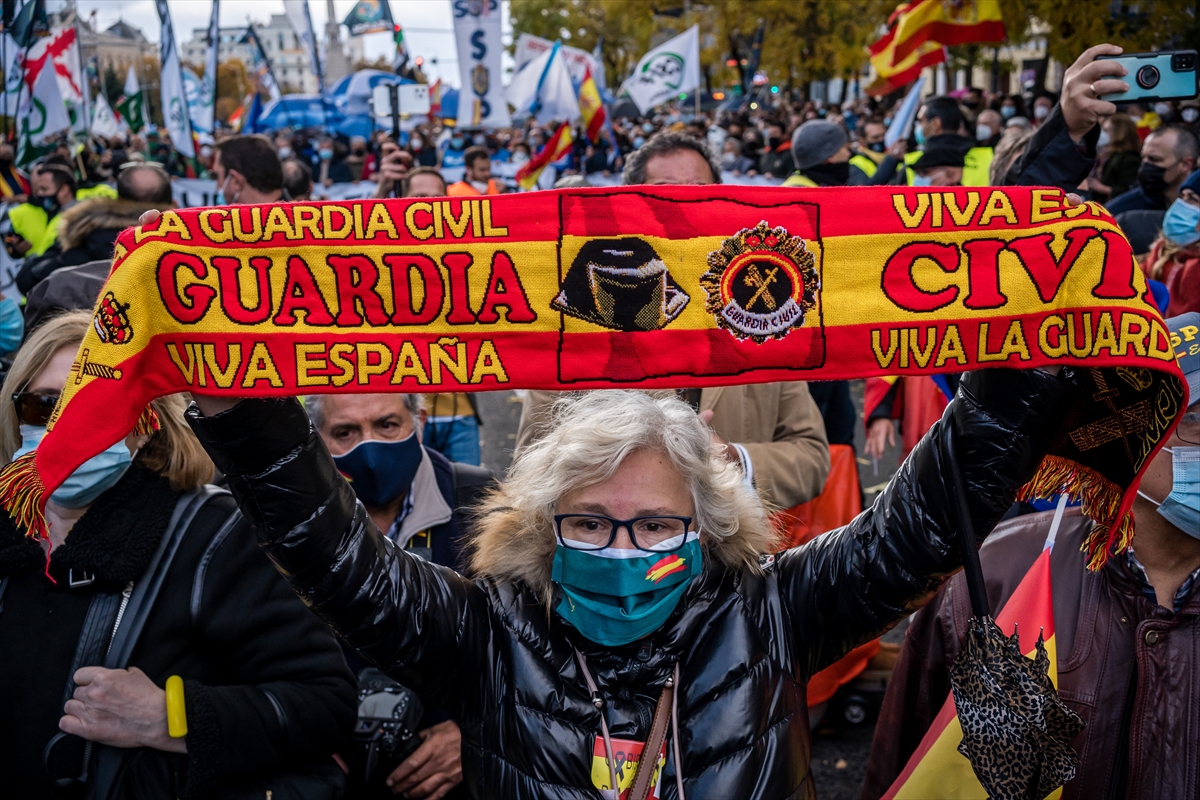 İspanya'da polis ve jandarma, hakları için gösteri düzenledi