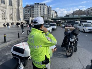 İSTANBUL (AA) – İstanbul'da, hava muhalefeti nedeniyle saat 18.00'e kadar