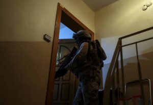 İSTANBUL (AA) – İstanbul'da polis ekipleri, 25 adrese uyuşturucu operasyonu