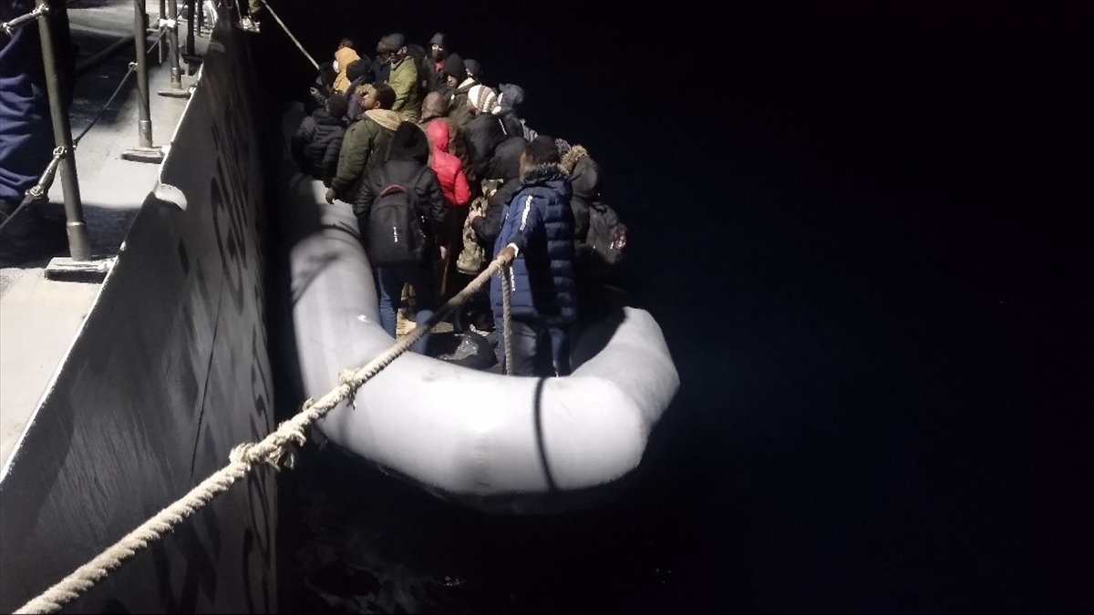 İzmir açıklarında 108 düzensiz göçmen kurtarıldı