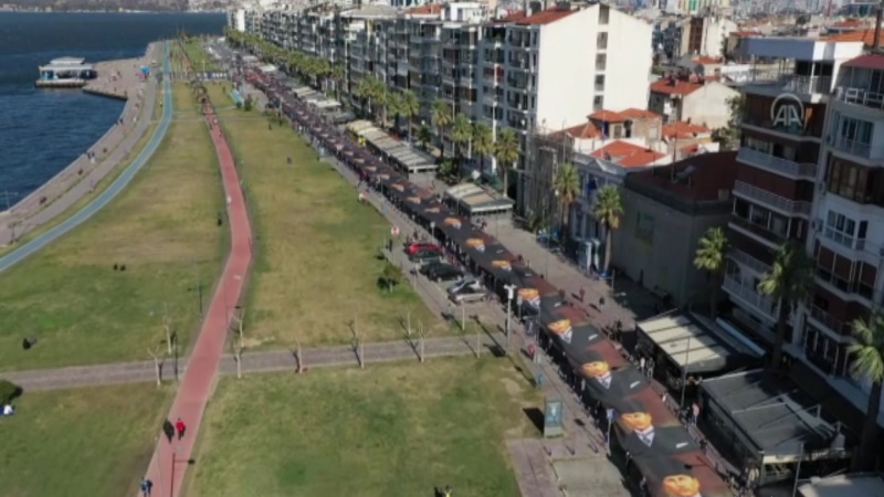 İzmir, Ata’ya sevgisini 350 metre uzunluğundaki dev posterle gösterdi