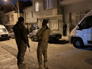 - Anne ve 4 ile 13 yaşlarındaki 2 çocuk zarar