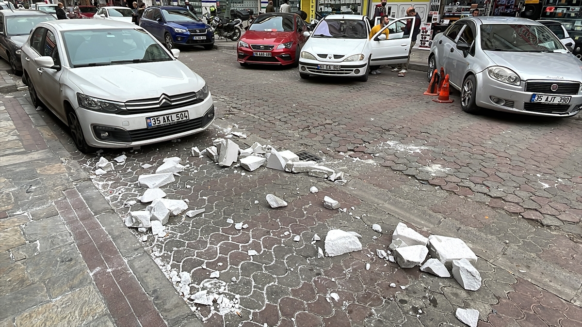 İzmir'de fırtına nedeniyle bir binadan aracın ve yayanın üzerine beton parçaları düştü