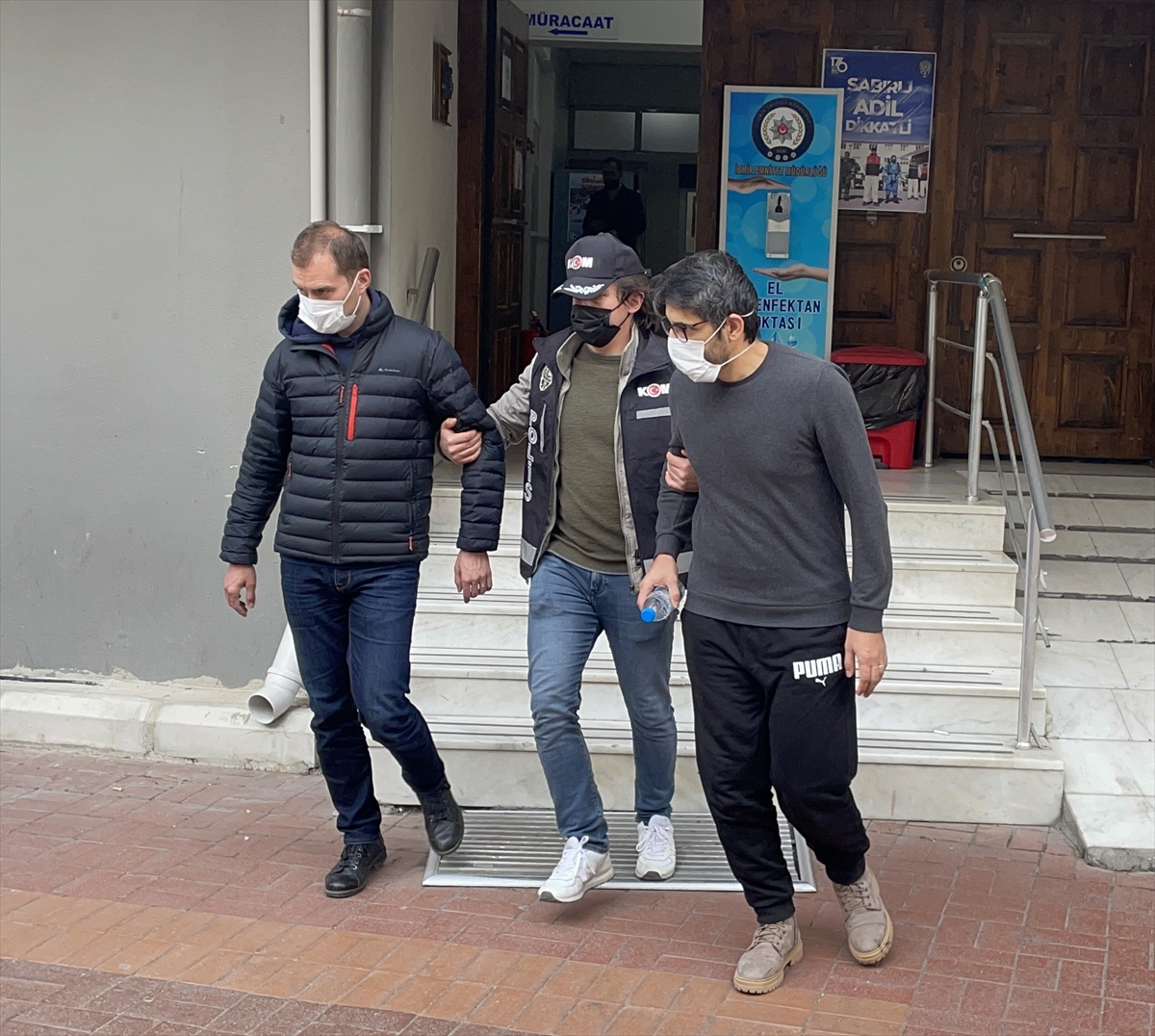 İzmir'de yurt dışına kaçma hazırlığı yapan 14 FETÖ şüphelisi yakalandı