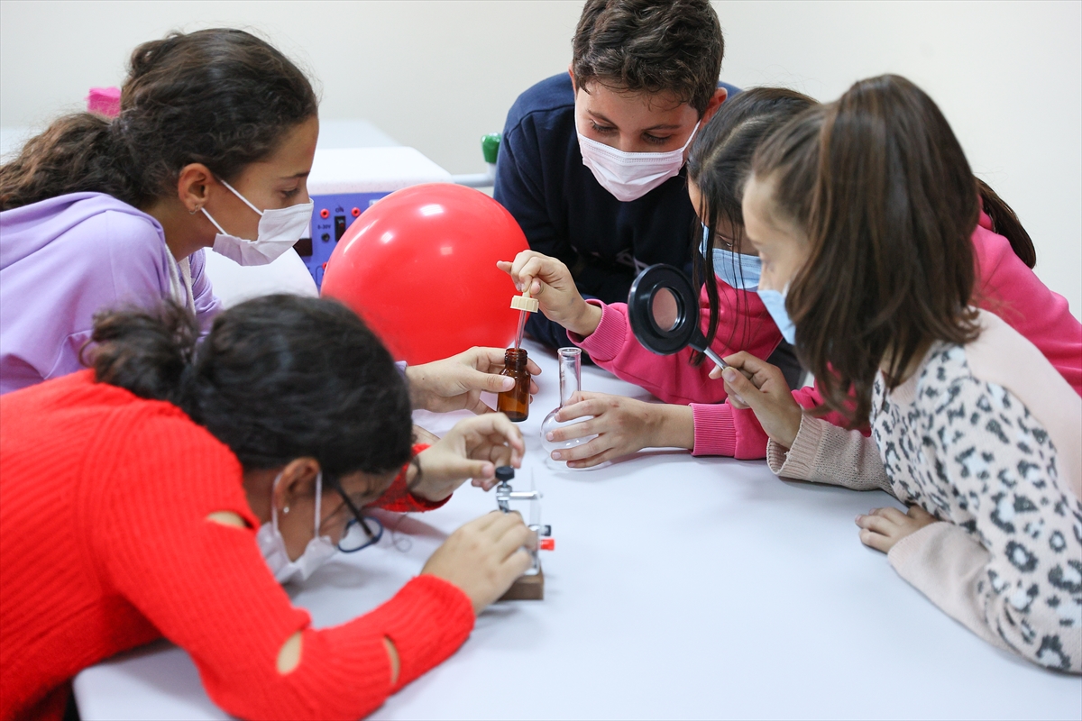 İzmir'deki depremde 2 çocuğunu kaybeden çift, köy okuluna laboratuvar yaptırdı