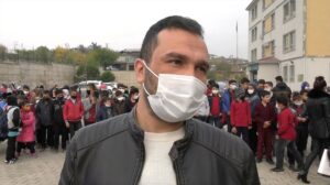 - Ekipler, Öğretmenler Gününü kutladıkları öğretmenleri taşıyan servislere okula kadar