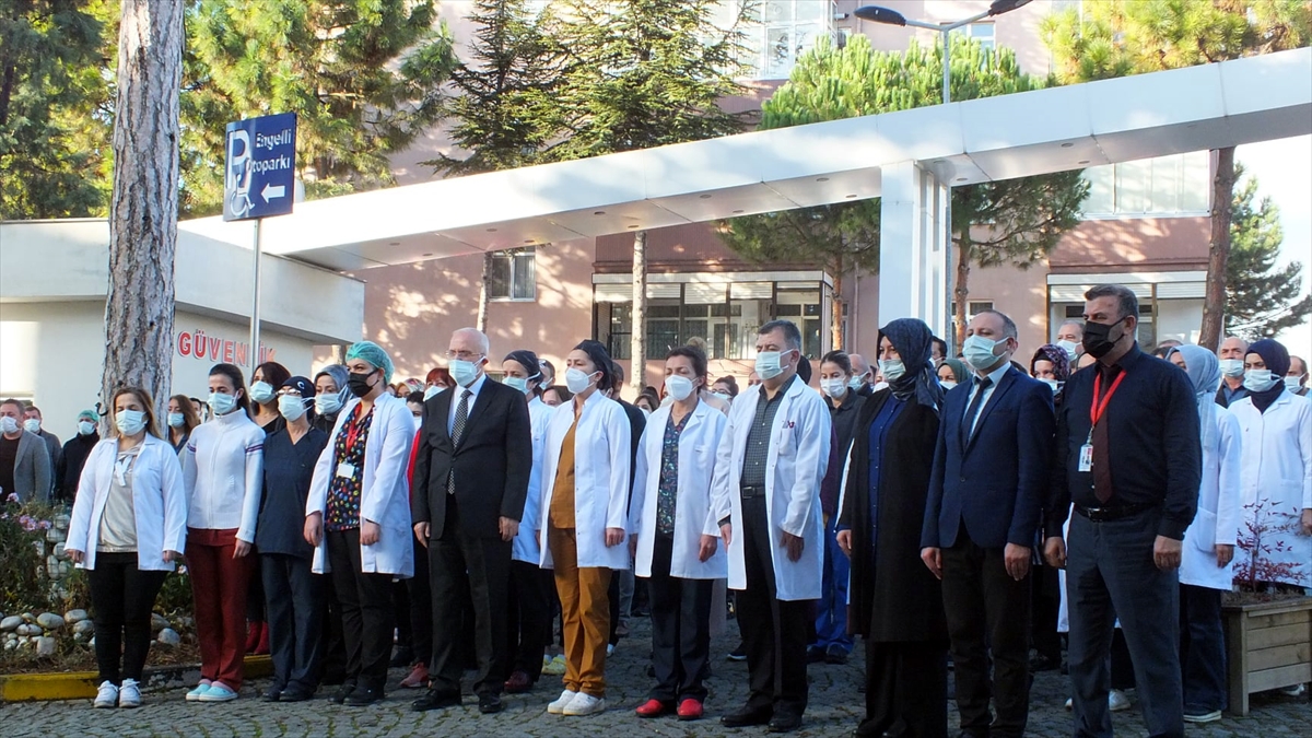 Karabük'te çelik işçileri ve sağlık personelinden “Ata'ya saygı” duruşu