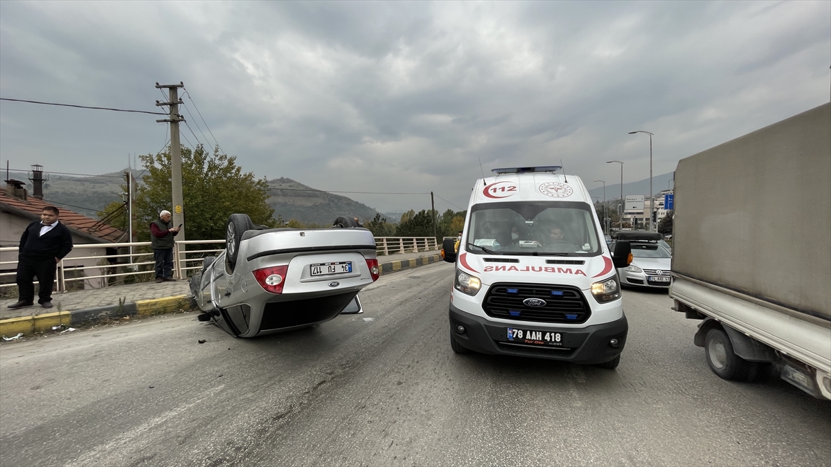 Karabük'te otobüs ile çarpışarak devrilen otomobilin sürücüsü yaralandı