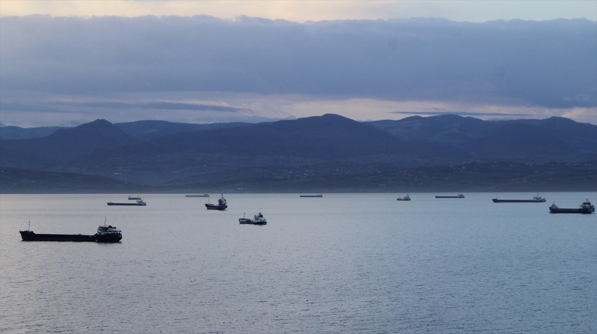 Karadeniz'de beklenen fırtınadan kaçan yük gemileri Sinop'un doğal limanına sığındı