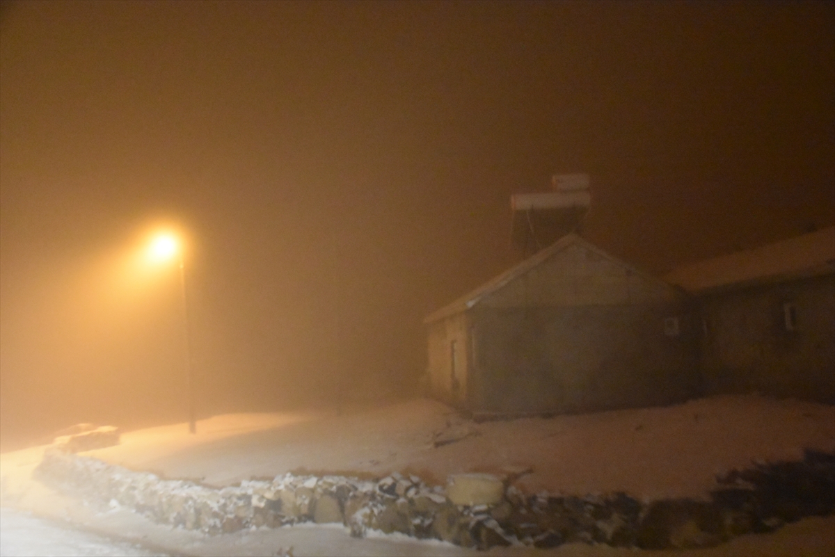 Kars ve Ardahan'da kar yağışı ve buzlanma ulaşımda aksamalara neden oldu