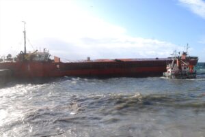 İSTANBUL (AA) – Kartal'da, fırtına nedeniyle iskelede demirli haldeki bir