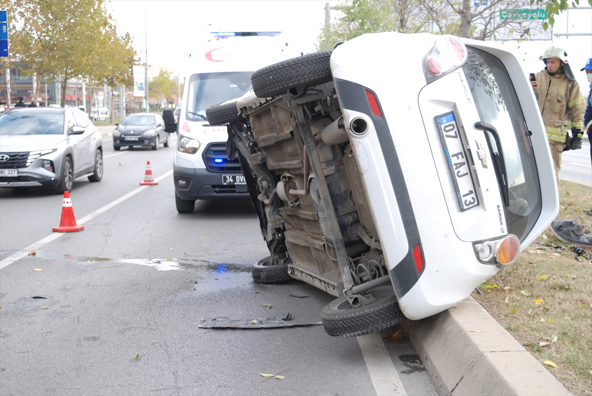 Kartal'da otomobilin devrildiği kazada sürücü yaralandı