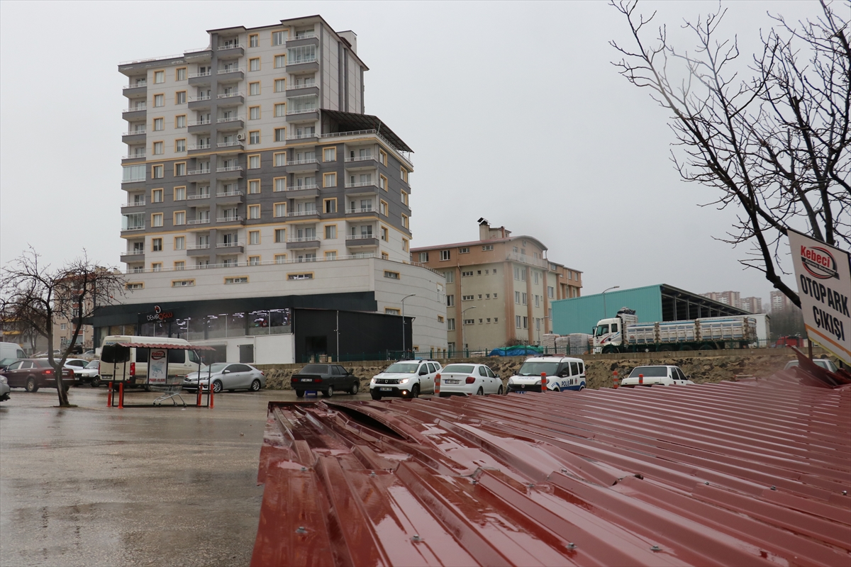 Kastamonu'da fırtına nedeniyle uçan çatı, alışveriş merkezinin otoparkına düştü