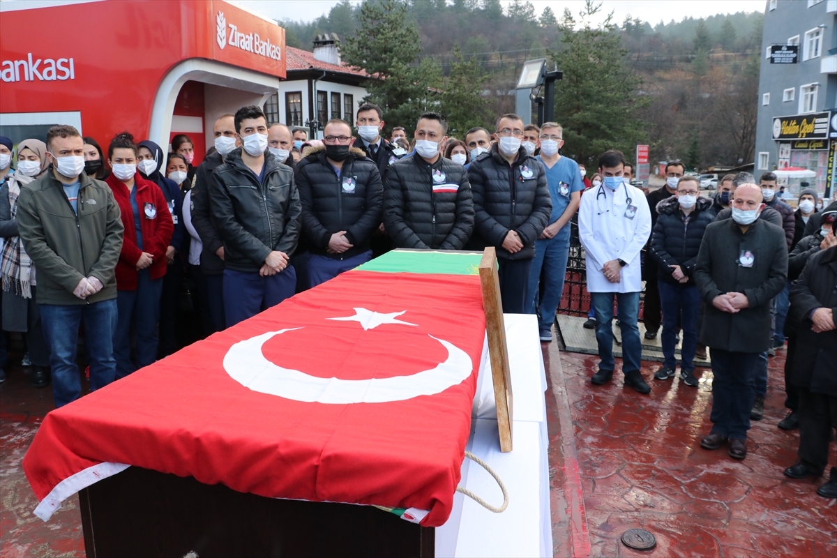 Kastamonu'da Kovid-19 nedeniyle ölen doktor için çalıştığı hastanede tören düzenlendi