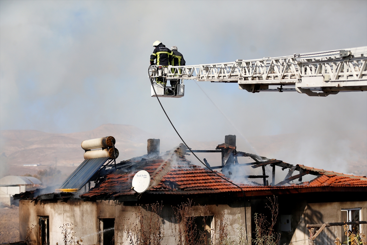 Kayseri'de ailesiyle tartışan kişinin evi ateşe verdiği iddiası
