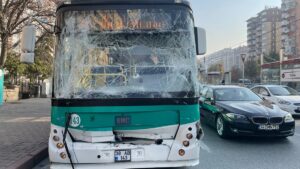 KAYSERİ (AA) – Kayseri'nin Melikgazi ilçesinde iki halk otobüsünün çarpışması