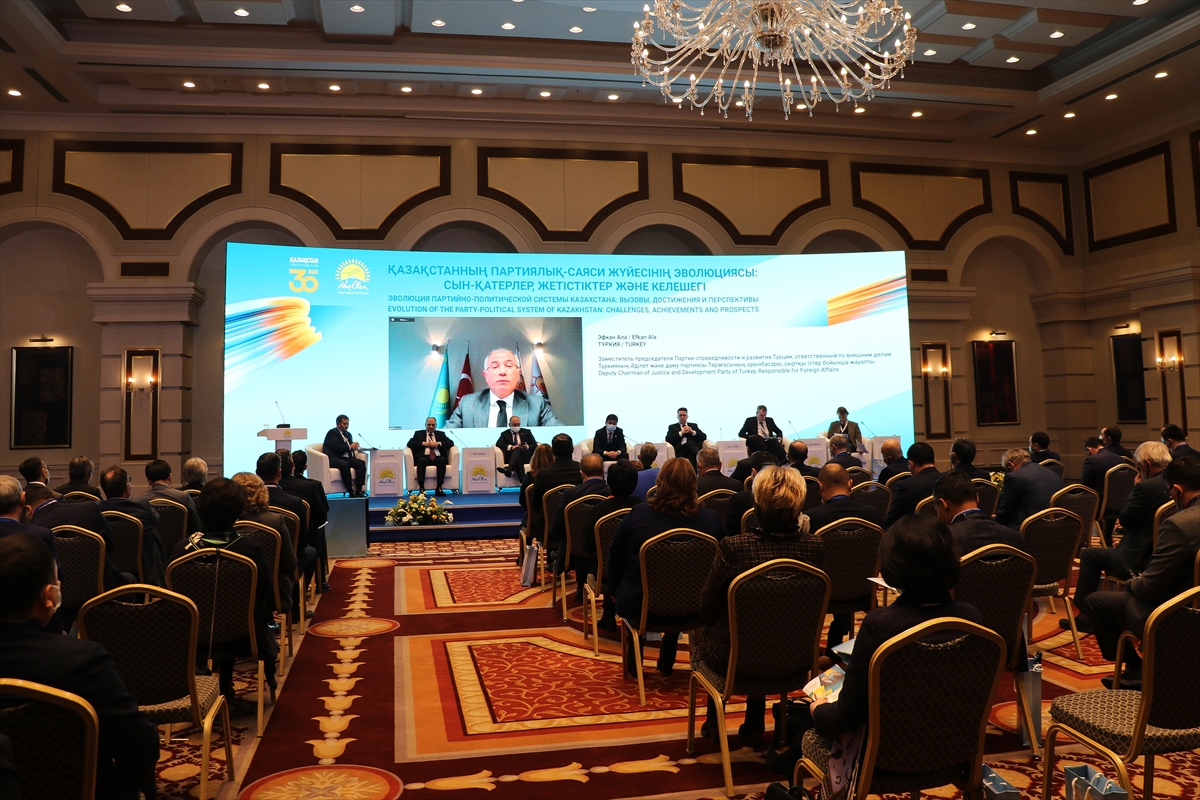 Kazakistan'ın siyasi parti sistemi uluslararası forumda ele alınıyor